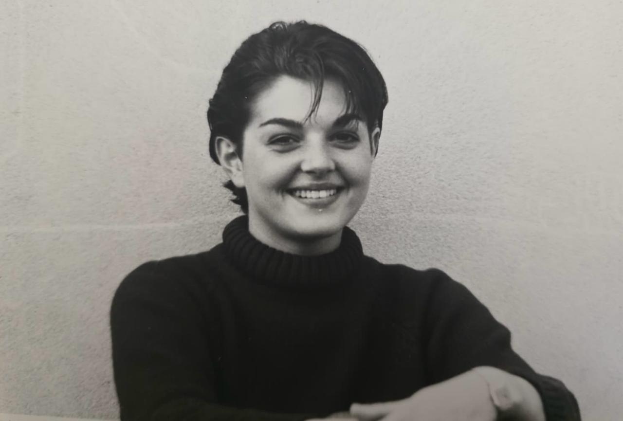 Portrait en noir et blanc de Valérie souriante